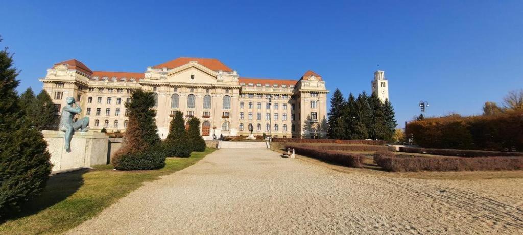 Mox Downtown Apartman Debrecen Bagian luar foto